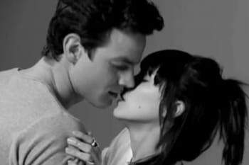 Zapping TV : Des inconnus qui s'embrassent sans se connaître