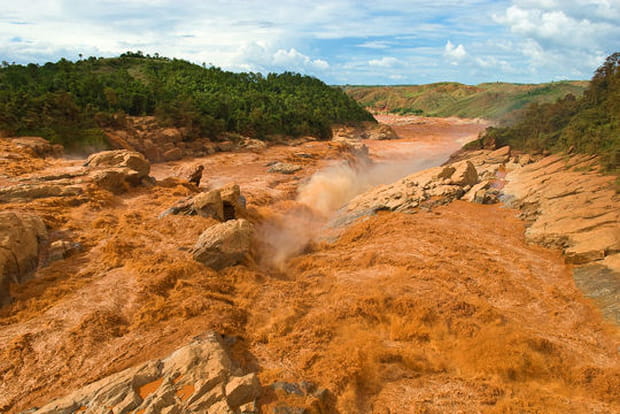 Quand la terre ensevelit la mer