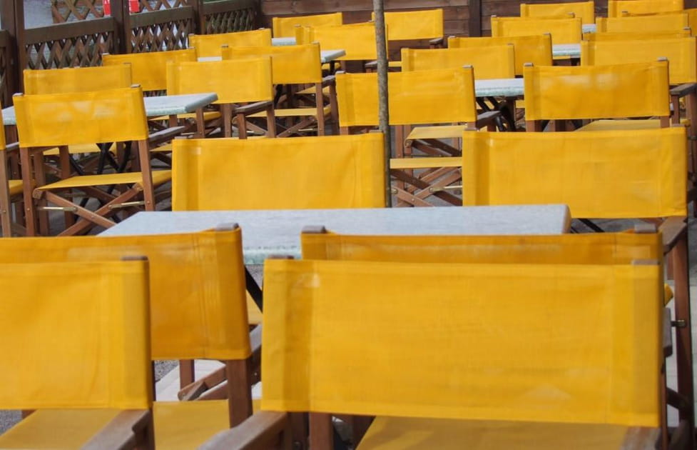 Chaises jaunes