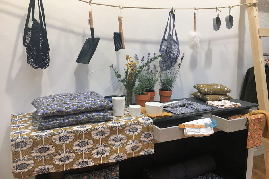 Des fleurs sur le linge de maison