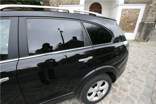 Les côtés bénéficient d'un design dynamique