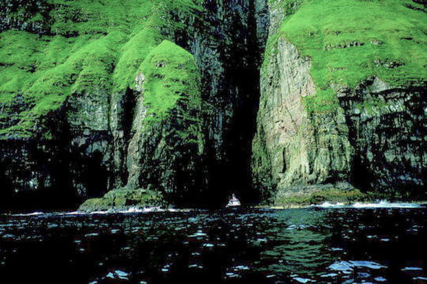 Entre les falaises de Vestmanna