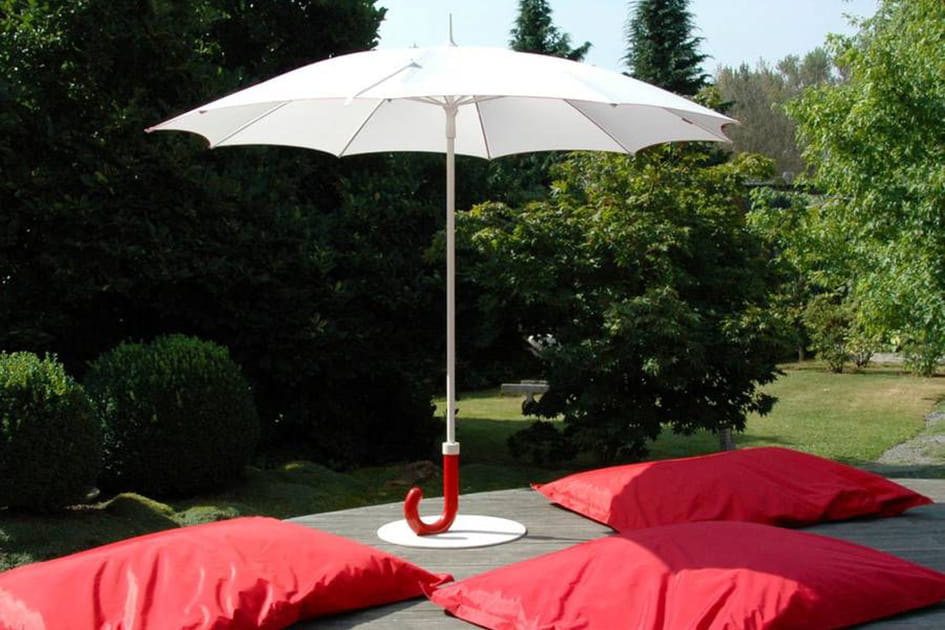 Un parasol en forme de parapluie