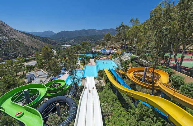 Faire la course sur les toboggans de l’hôtel Fodele Beach en Crète
