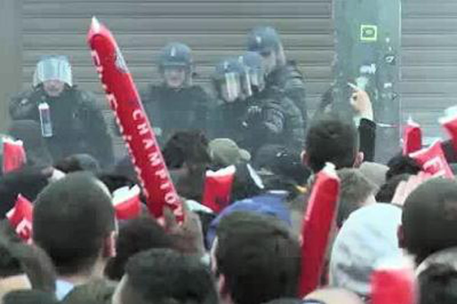 PSG : "ultras", "hooligans", qui a fait dégénérer la fête ?