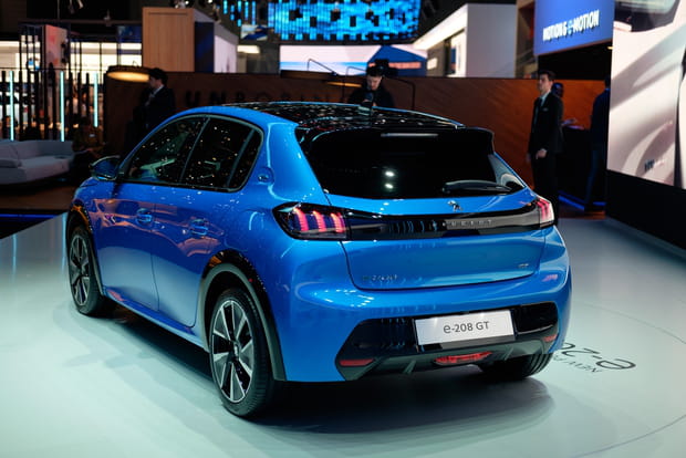 Une face arrière ronde et sportive pour la 208