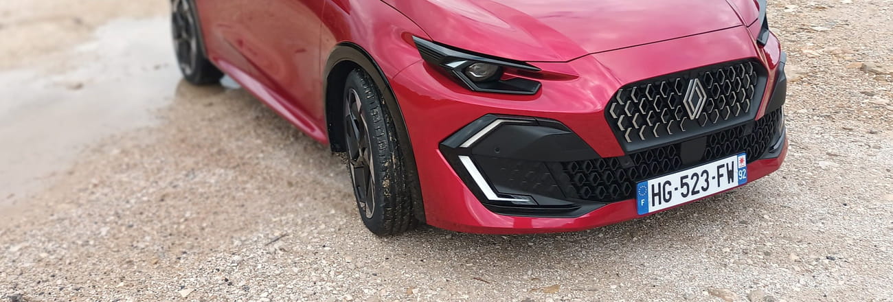 On a conduit la nouvelle Renault Clio 6, sera-t-elle encore la voiture préférée des Français ?