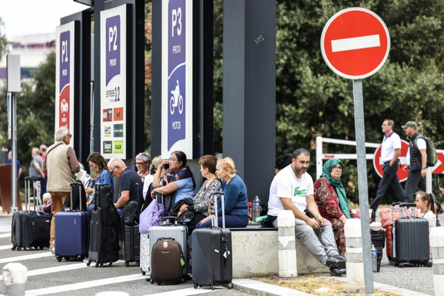 Les aéroports français perturbés par de multiples alertes à la bombe, 130 vols annulés