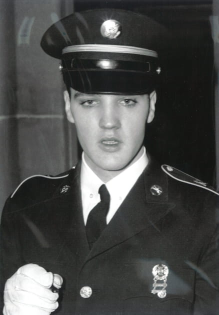 Elvis Presley en uniforme de l&rsquo;arm&eacute;e