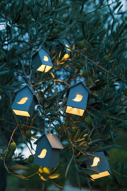 Guirlande de maisons dans les arbres