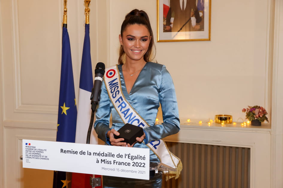 Salu&eacute;e par la m&eacute;daille de l'&eacute;galit&eacute;