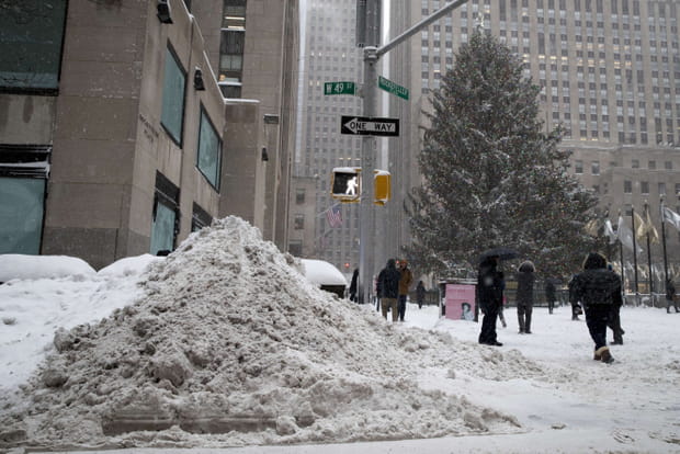La neige s'accumule dans les rues de New York