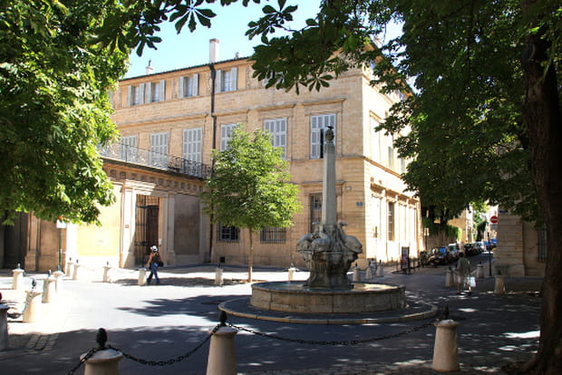 La Place des Quatre-Dauphins