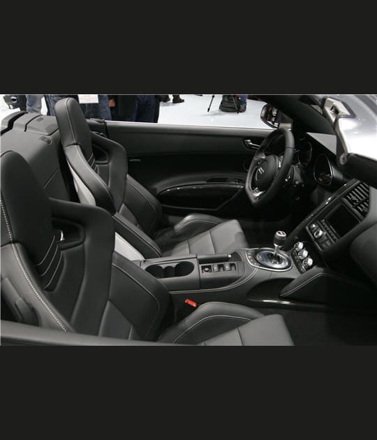 La R8&nbsp;enl&egrave;ve le haut