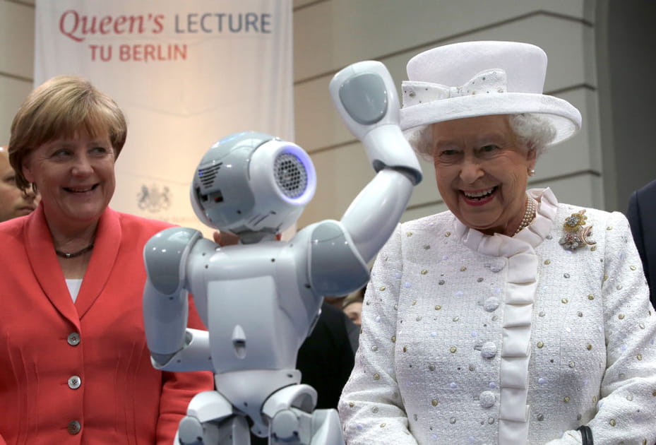 Elle fait risette aux robots