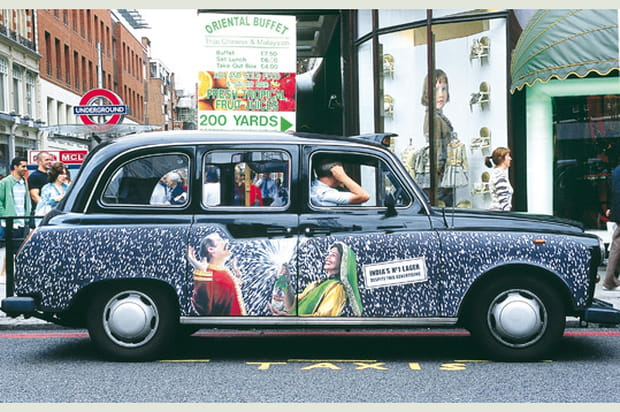 Un black cab publicitaire