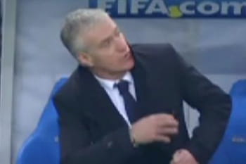 Zapping TV : Didier Deschamps évite une pancarte en plein match !