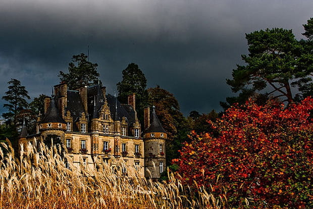 Bagnoles de l'Orne sous un ciel menaçant