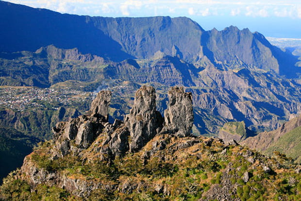 Le Cirque de Cilaos derrière les Trois Salazes