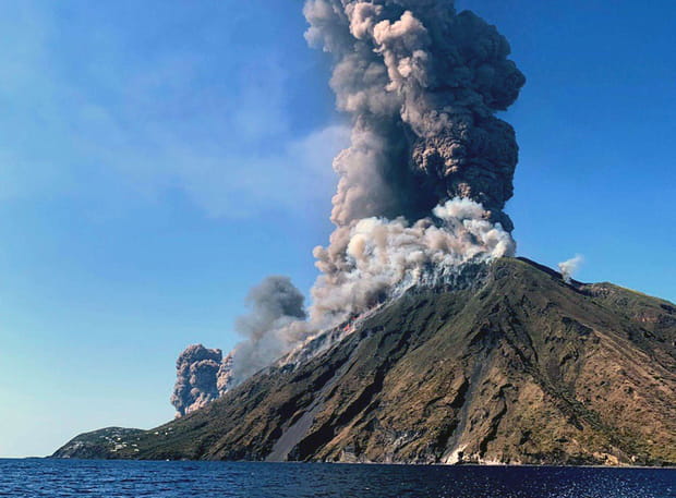 Eruption du volcan Stromboli le 3 juillet au large de la Sicile