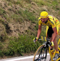 marco pantani sur le tour d'italie en 2002.