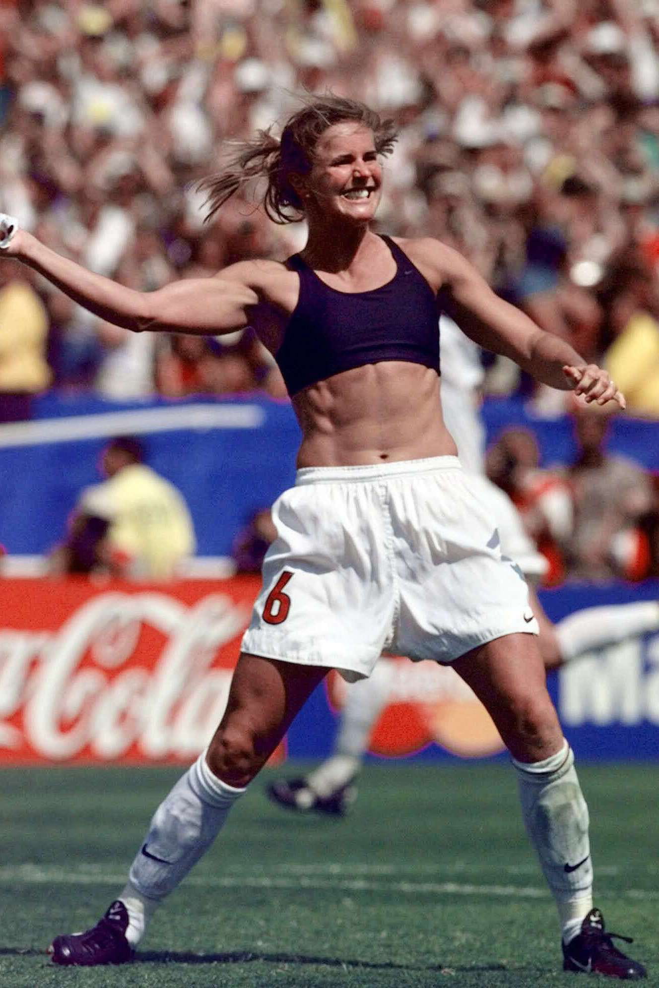 Brandi Chastain se déshabille.