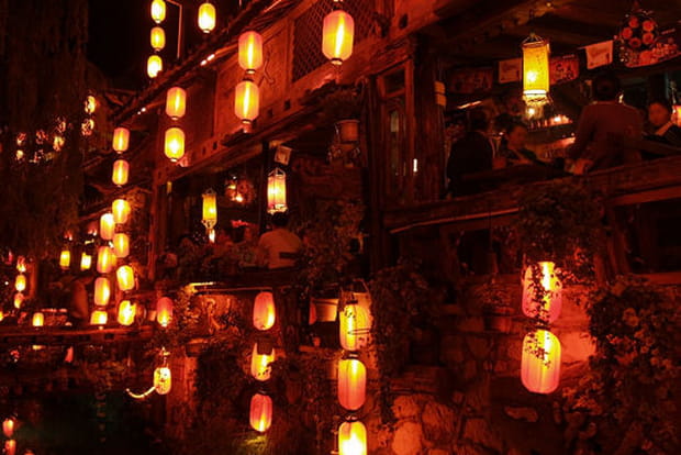 La nuit, lanternes et lampions