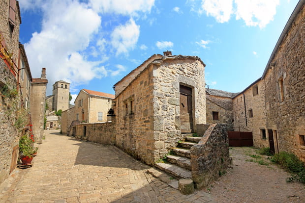 Les remparts de La Couvertoirade abritent un château templier unique en France