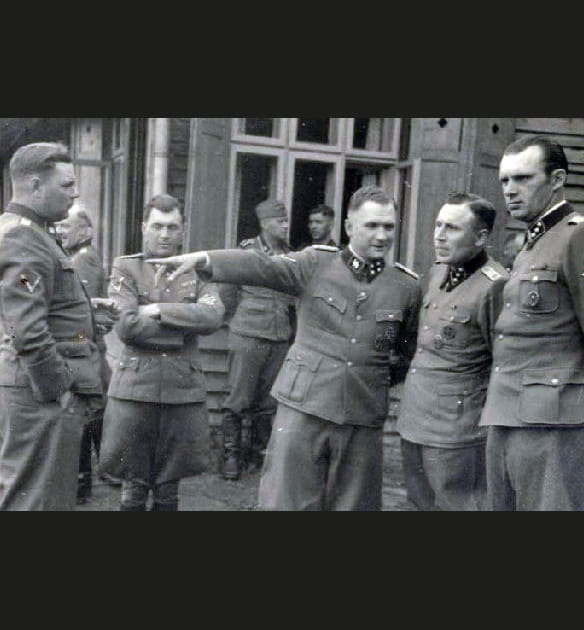 Les responsables SS rassembl&eacute;s