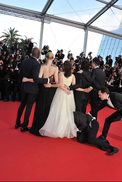 Cet homme se jette sous la robe d'une actrice sous le tapis rouge du Festival de Cannes