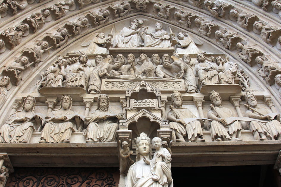 Une Vierge bien entour&eacute;e