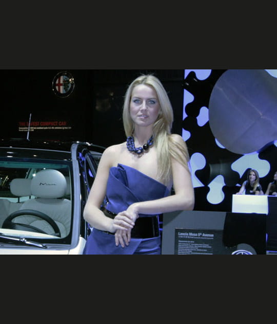 Jolie blonde en bleu