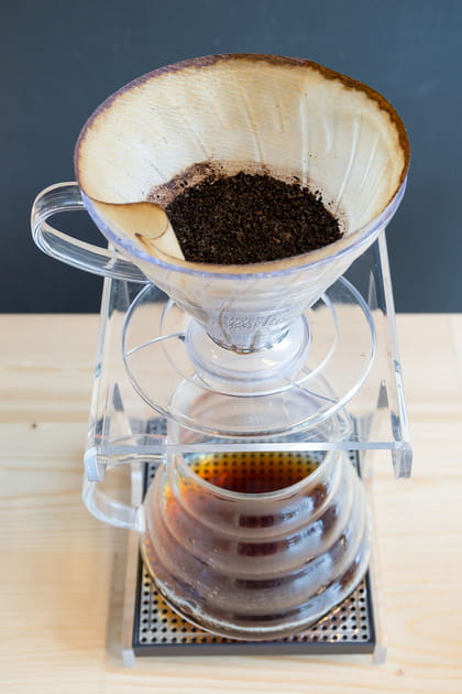 Le filtre &agrave; caf&eacute; pour retenir l'eau des fleurs