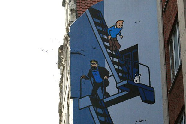 Tintin prend la fuite par l'escalier de secours