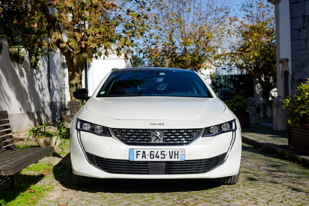 Zoom sur la face avant de cette Peugeot 508 SW