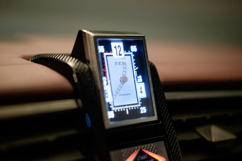 La petite horloge fait son retour sur le tableau de bord de la DS9