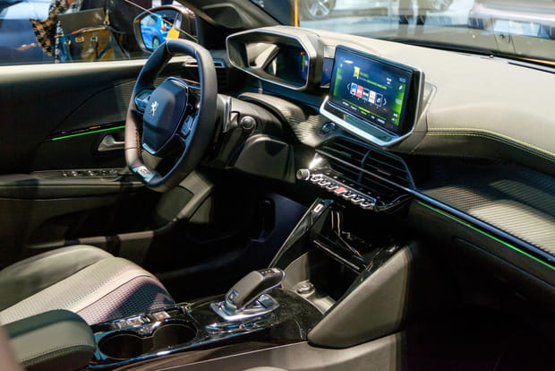 L'écran tactile est incliné vers le conducteur