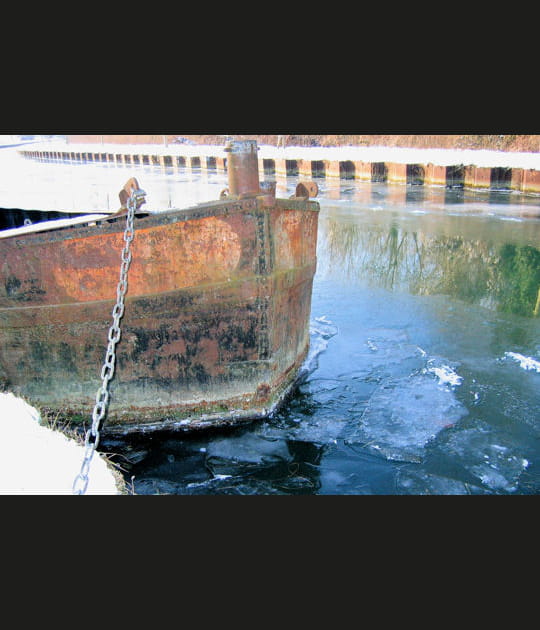 Bateau coinc&eacute; par la glace