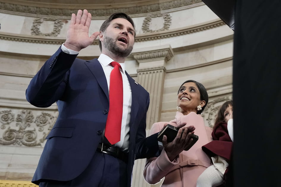 Le vice-pr&eacute;sident, JD Vance, pr&ecirc;te serment