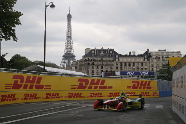 La Tour Eiffel surplombe le tout