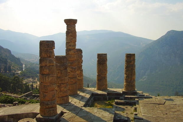 Un site dédié à Apollon et Athéna