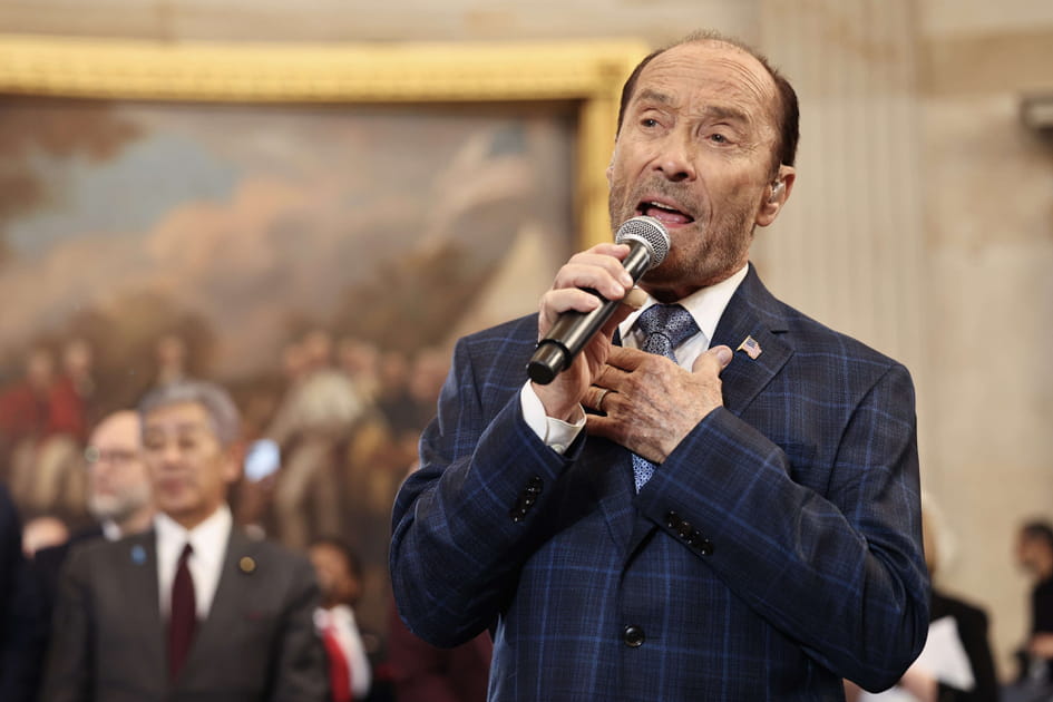 La voix de Lee Greenwood a r&eacute;sonn&eacute; dans le Capitole &agrave; l'investiture de Trump