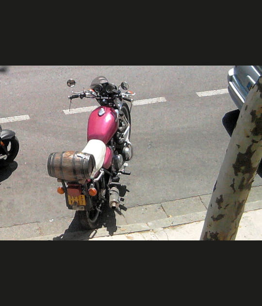 Un tonneau en guise de coffre de moto