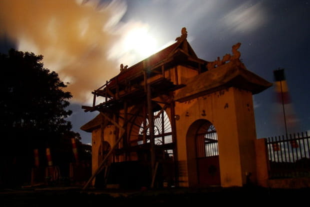 Temple bouddhiste sous la pleine lune