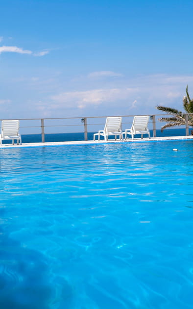 Entourer la piscine d'une barri&egrave;re ou cl&ocirc;ture