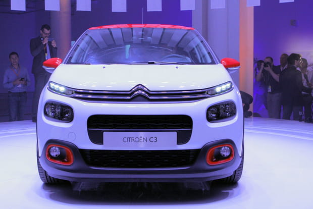 Feux à double étage et calandre effilée