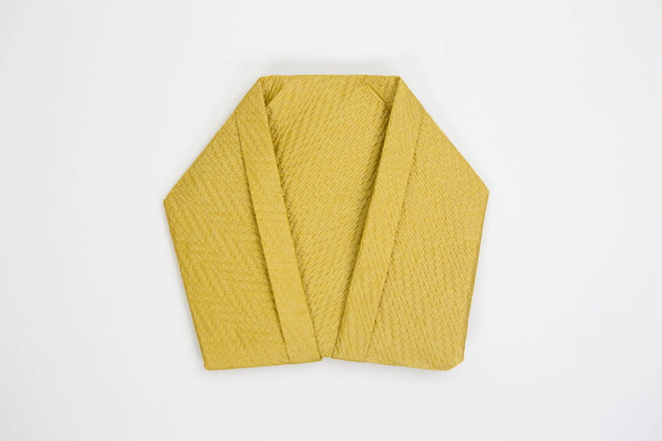 Pliage de serviette costume&nbsp;: &eacute;tape 9