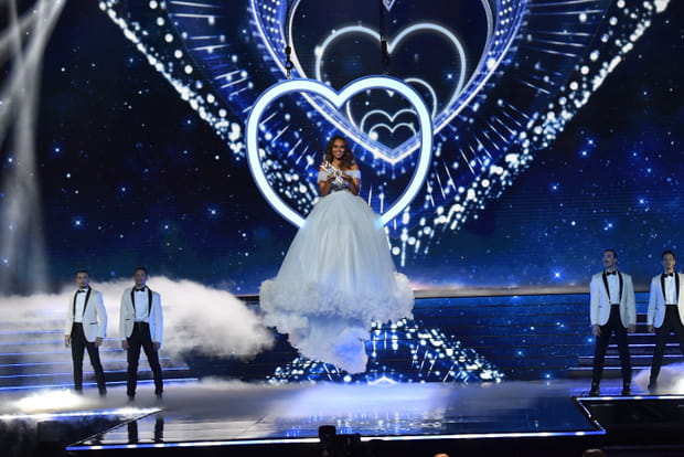 Indira Ampiot rend sa couronne