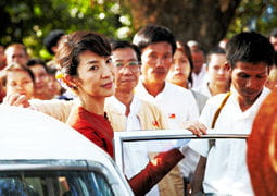 michelle yeoh dans la peau d'aung san suu kyi