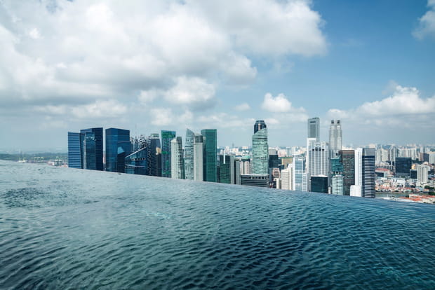 Nager sur le toit de l’hôtel Marina Bay Sands à Singapour
